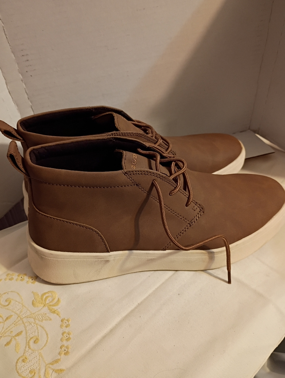 IZOD Mens Palmer, Lace Up Chukka Boots, Brown shoes, size 9, memory foam
